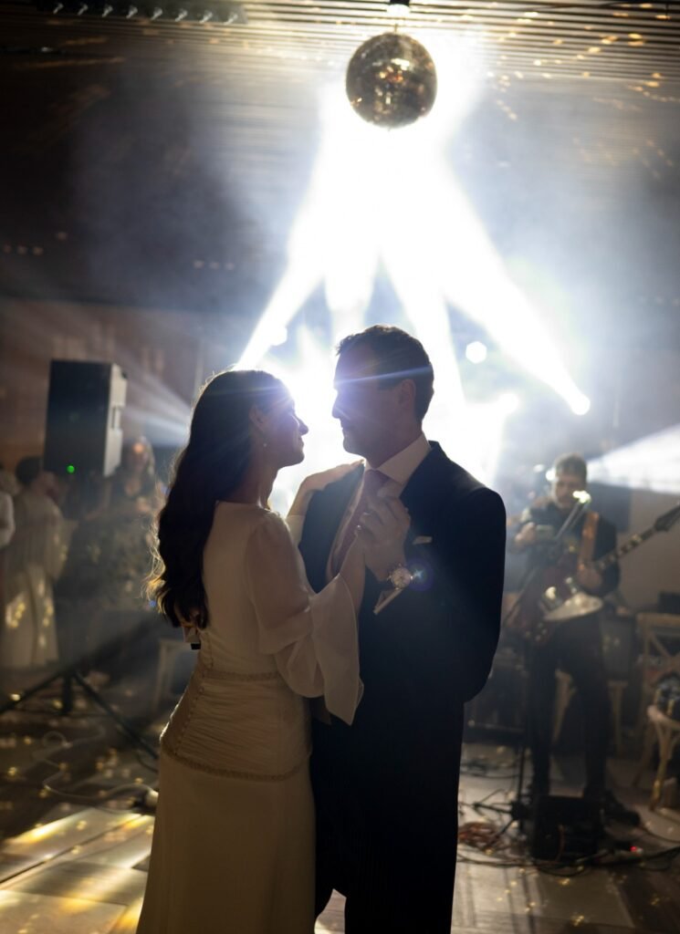 pareja bailando bajo luces en evento nocturno